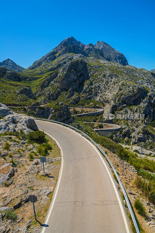 在Tramuntana - Mallorca山脉蜿蜒的道路